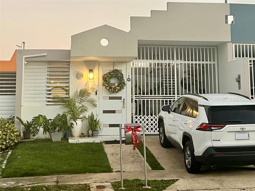 Full backup power with solar system and Tesla battery - Discover comfort and reliability in this freshly updated 3-bedroom, 1-bathroom home located in the highly accessible area of Cupey, San Juan. The property features a full power-backup solar system, ensuring uninterrupted electricity during outages—an essential advantage in Puerto Rico.

Inside, you’ll find a remodeled kitchen and bathroom, upgraded finishes, and new closet doors throughout. The home includes essential appliances: refrigerator, electric stove, water heater, washer, and dryer.

Additional features include a one-car garage for secure parking and storage, plus a spacious patio ideal for relaxing or entertaining.