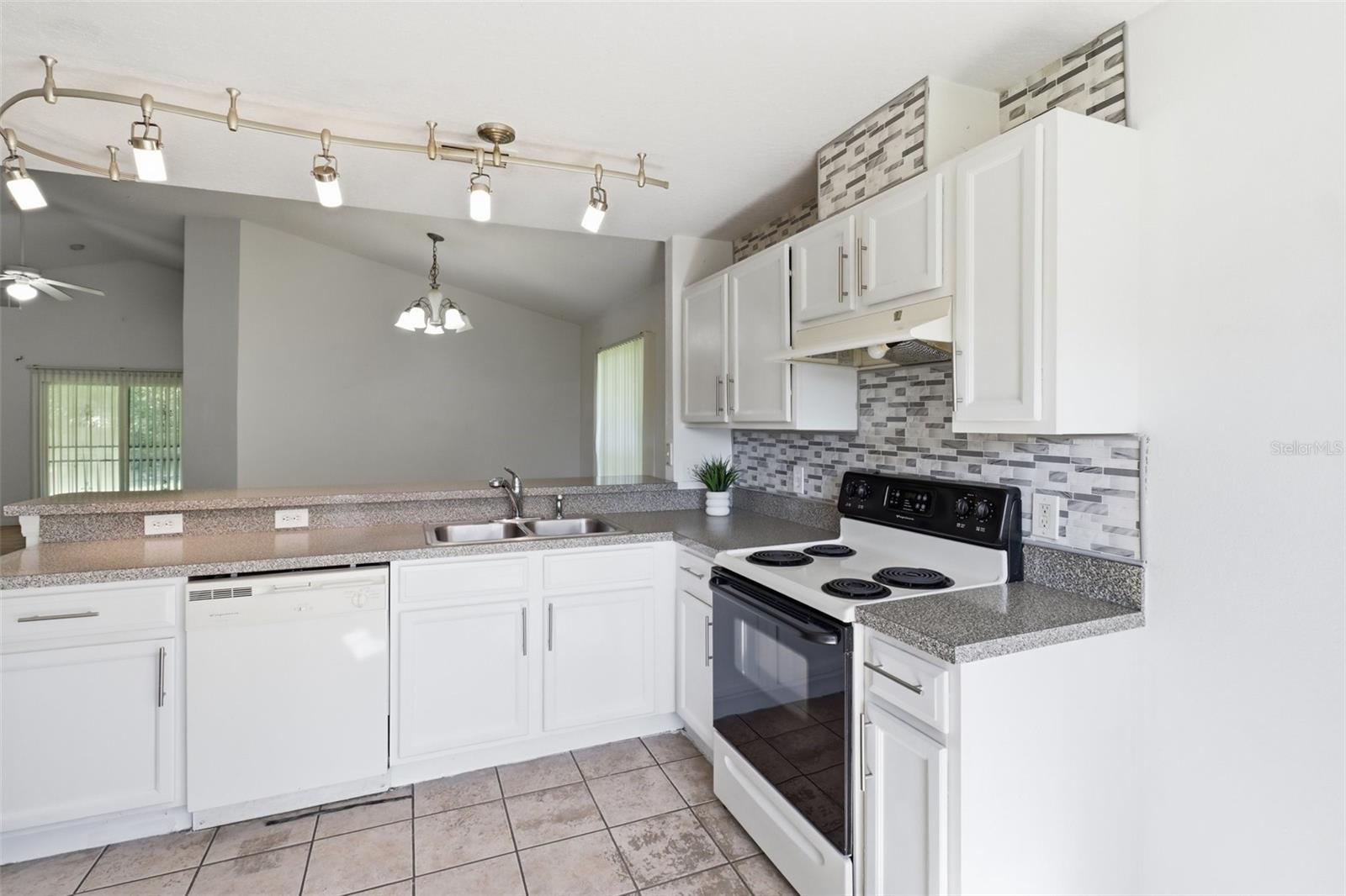Casas a venda 3 - Jen Dantas 6100 LEE LAN DRIVE