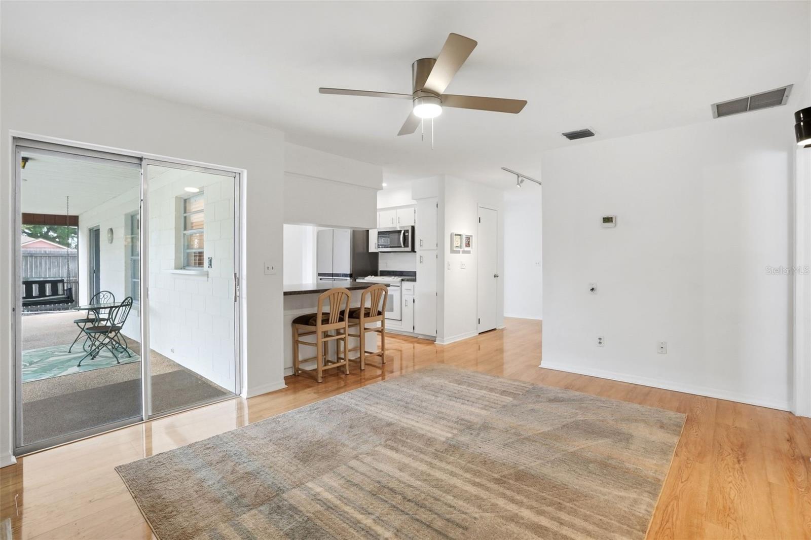 VILLAGE GREEN PH 02 - Residential