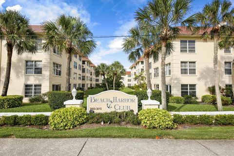 A home in LONGBOAT KEY