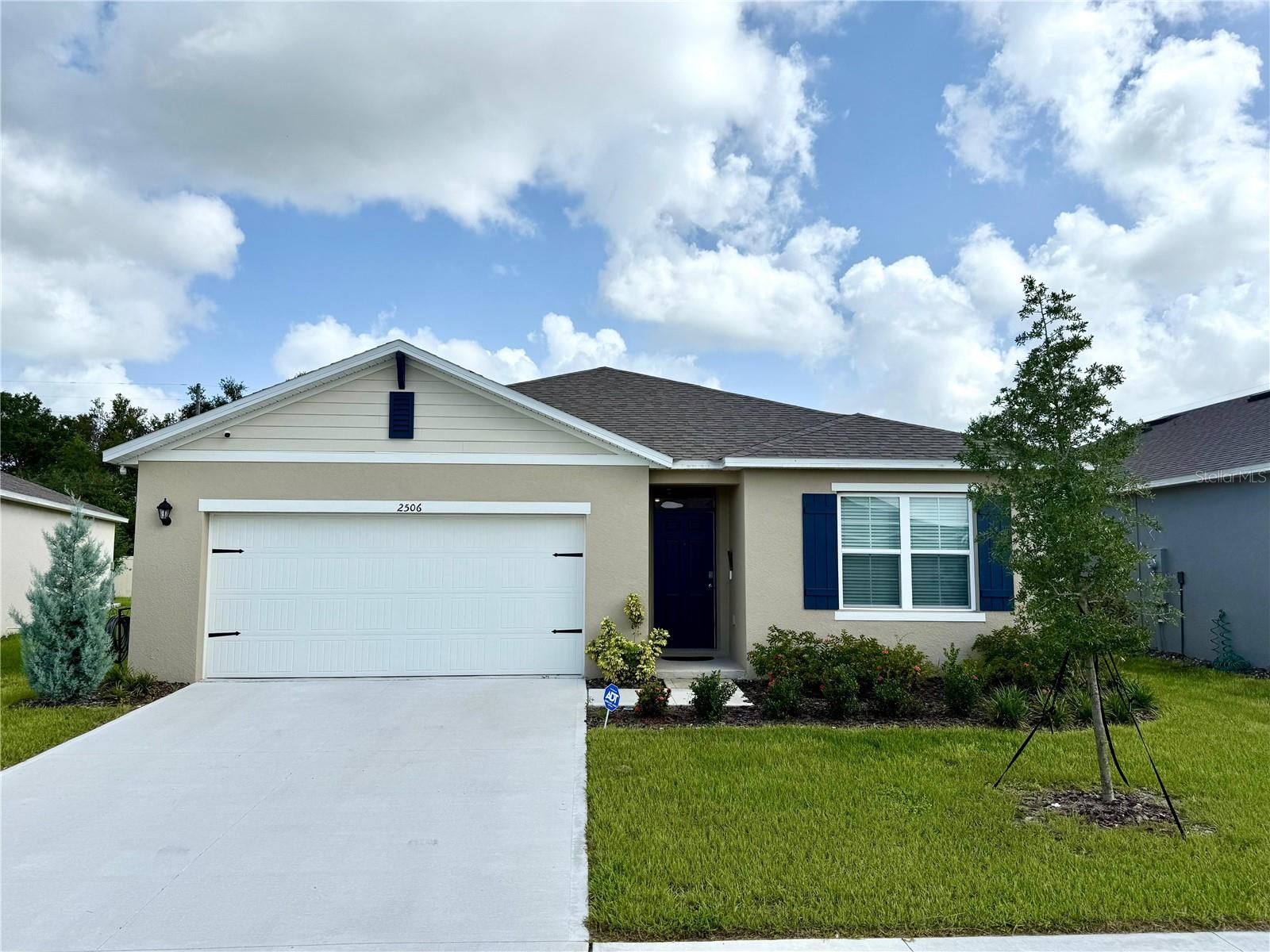 Discover this beautiful rental home in Hammock Reserve, Haines City! This is the popular Cali model by DR Horton, featuring 4 bedrooms, 2 bathrooms, and a spacious open-concept layout. The kitchen is equipped with quartz countertops, stainless steel appliances, and a large center island perfect for gatherings. The common areas feature tile flooring, offering a modern look and easy maintenance.
The primary bedroom includes a private en-suite bathroom with dual sinks and a spacious walk-in closet.
Located in a quiet and well-maintained community, Hammock Reserve offers a community pool, walking trails, and convenient access to US-27, shopping, restaurants, and parks.
Available now for immediate move-in! Don’t miss this opportunity!