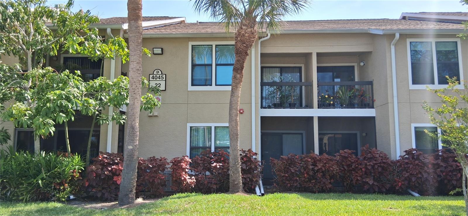 3 bedroom 2 bath unit at VINTAGE GRAND available for rent., very popular community on Palmer Ranch area, conveniently located the YMCA, Costco, Publix. Short drive to Siesta Key Beach, Shopping, Restaurants, Bars, Library, Parks, Golf Courses and much more The Amenities include: Two Resort Style Pool & Spa currently open to the residents, Two Tennis Courts, a Playground with Lake View, a Basketball semi-court, Bike Racks , Car Wash Double Station, a remodeled Clubhouse with Fitness Room.