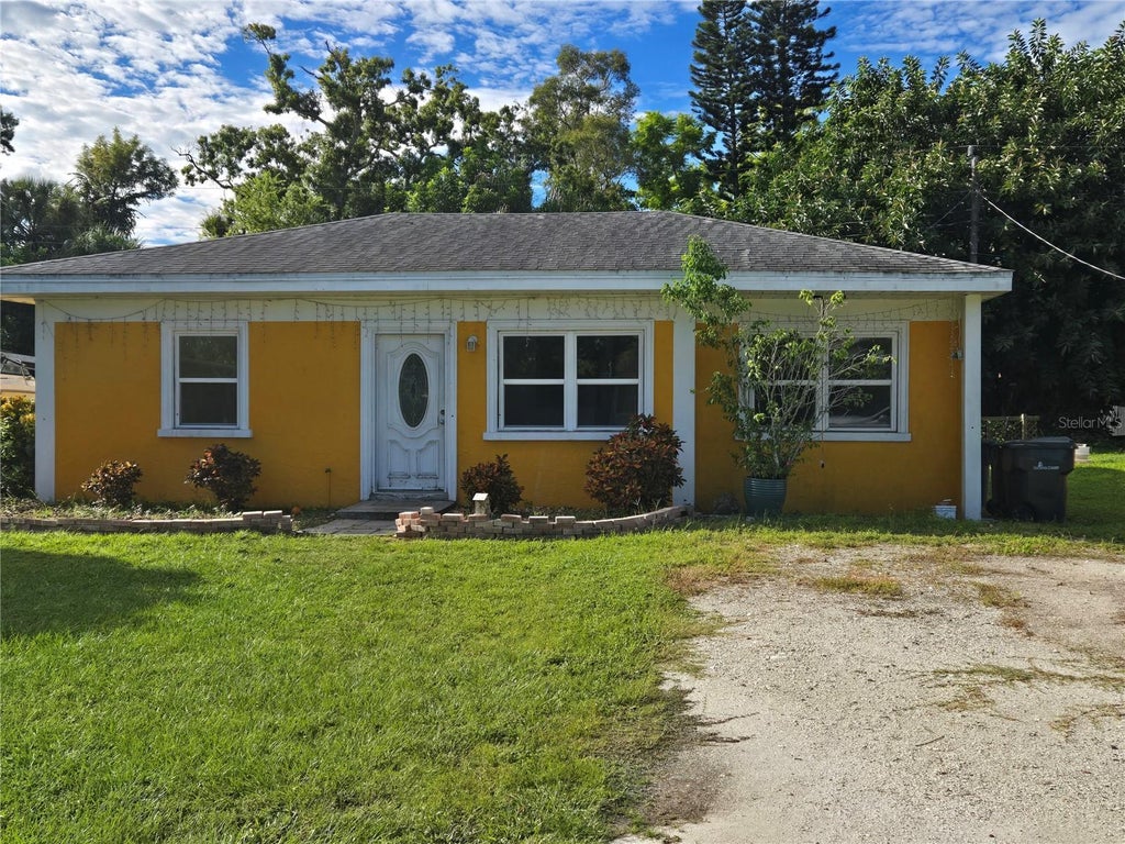 Photo of 3314 Williamsburg Street, Sarasota, FL 34231 (MLS # A4707642)