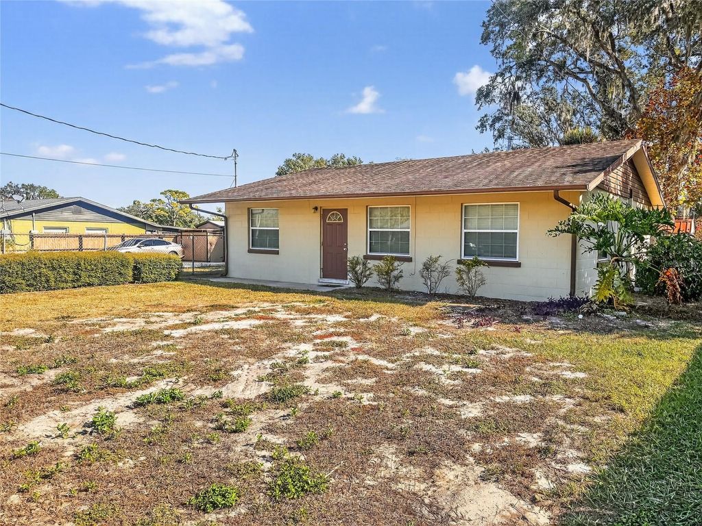 Photo of 510 N Barrow Avenue, Tavares, FL 32778 (MLS # G5105086)