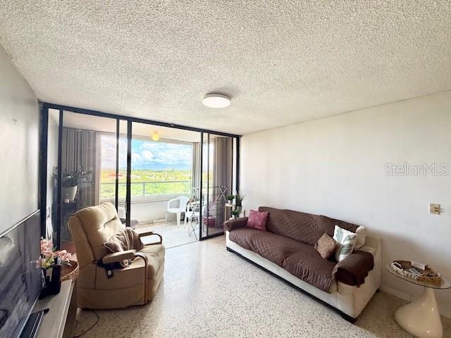 Cond. Laguna Gardens 2 AVE. LAGUNA 8E