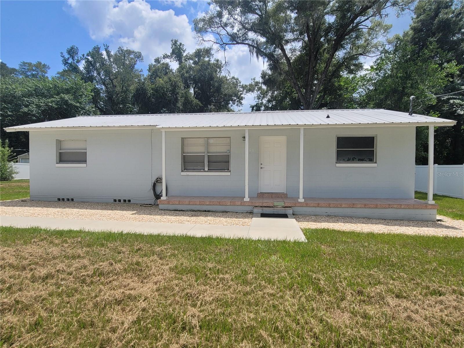 Charming 3-bedroom, 1-bathroom home available for rent! This cozy property features a bright living space, updated kitchen, and spacious bedrooms. Convenient parking, and great location close to shops, dinning, and major highways. Perfect for comfortable living.