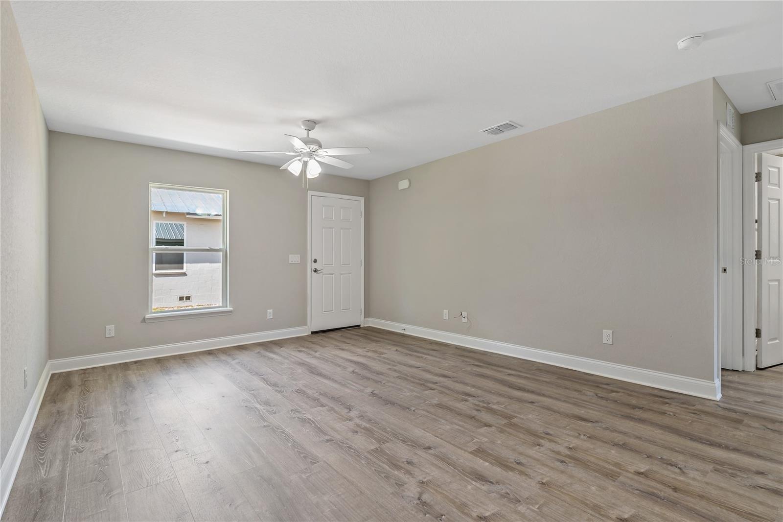 310 AVENUE U NE A & B
