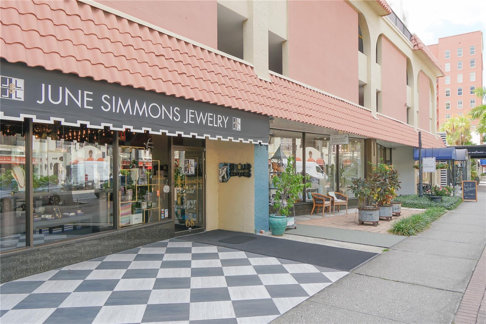 BROADWAY PROMENADE - Residential Lease