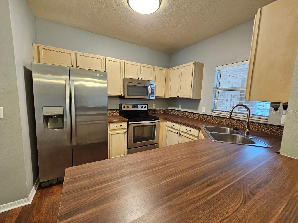 LAKEWOOD RIDGE TWNHMS - Residential Lease