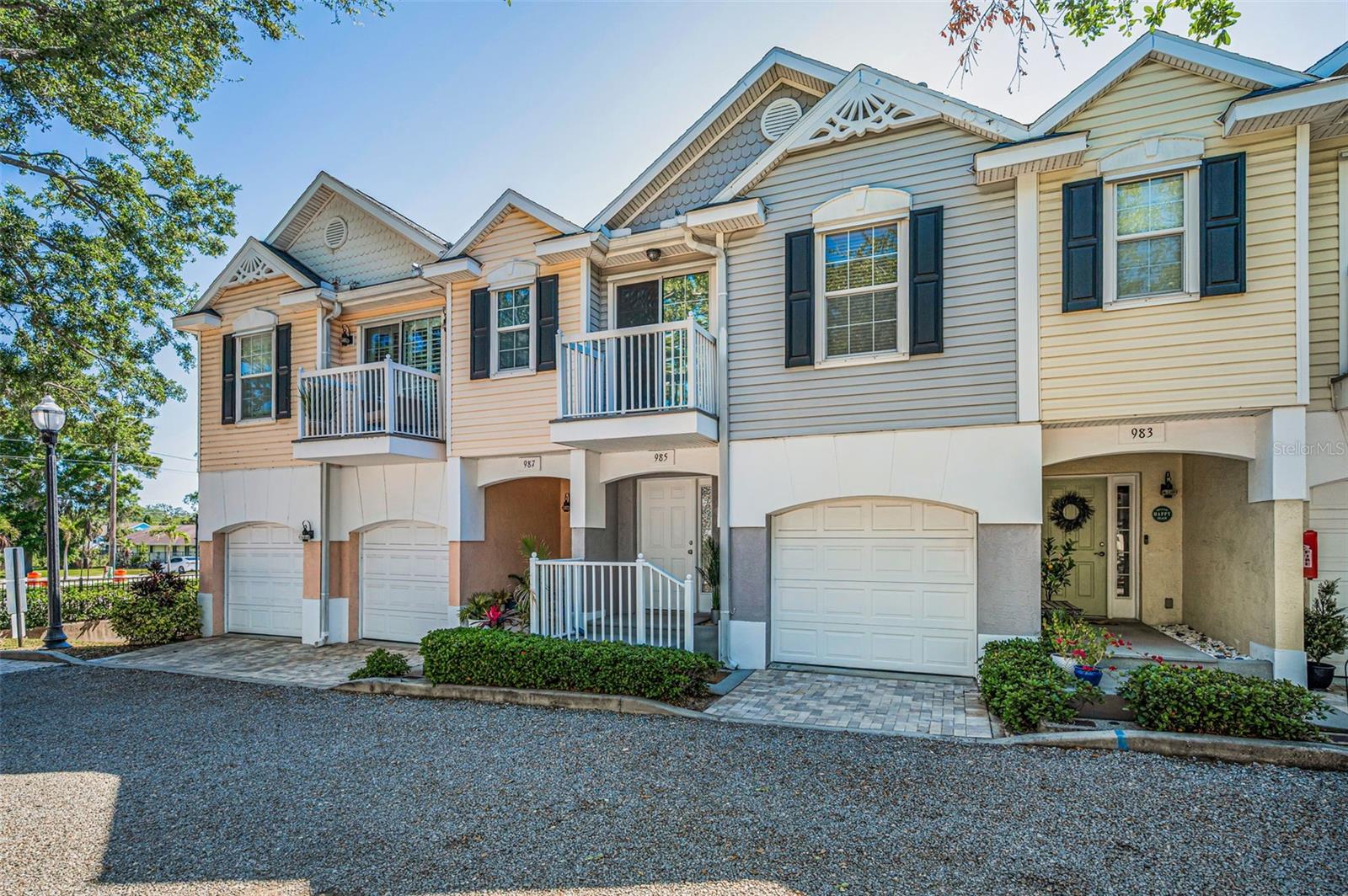 985 WELLINGTON COURT
