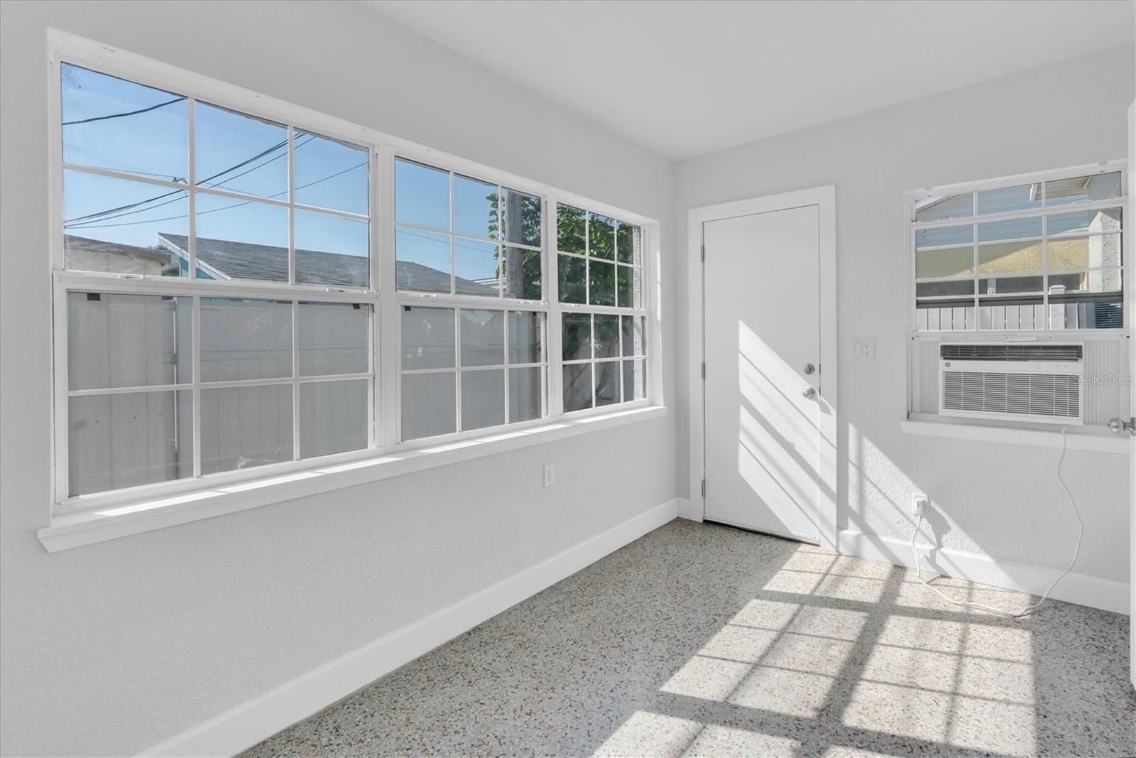 SUNNY SHORES - Residential