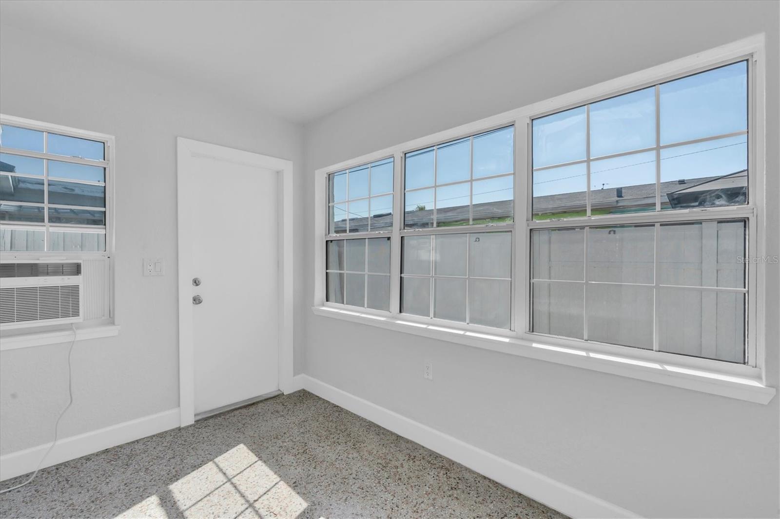 SUNNY SHORES - Residential