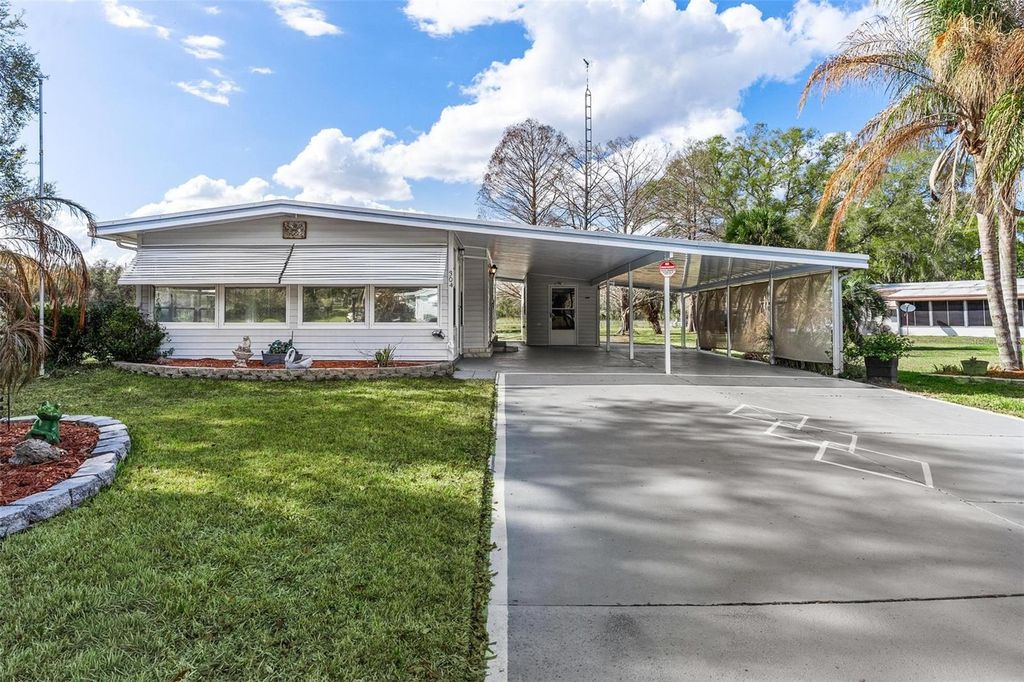 Photo of 304 Ivanhoe Circle, Lady Lake, FL 32159 (MLS # G5108873)