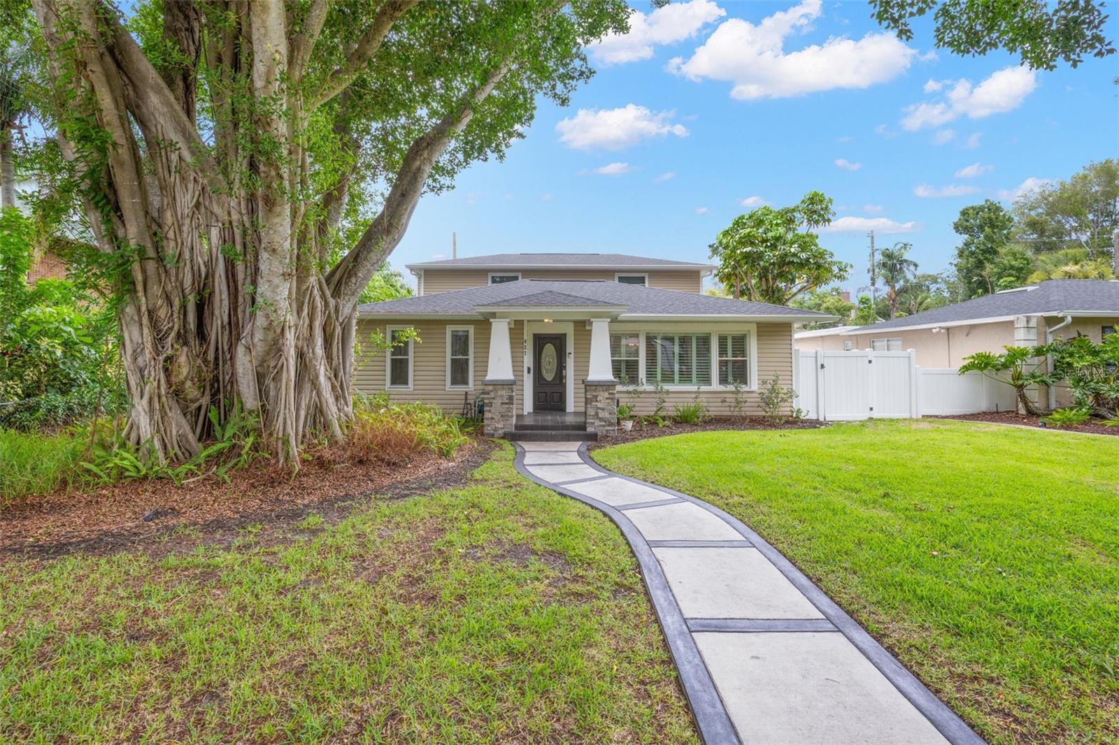 427 VILLAGRANDE AVENUE S