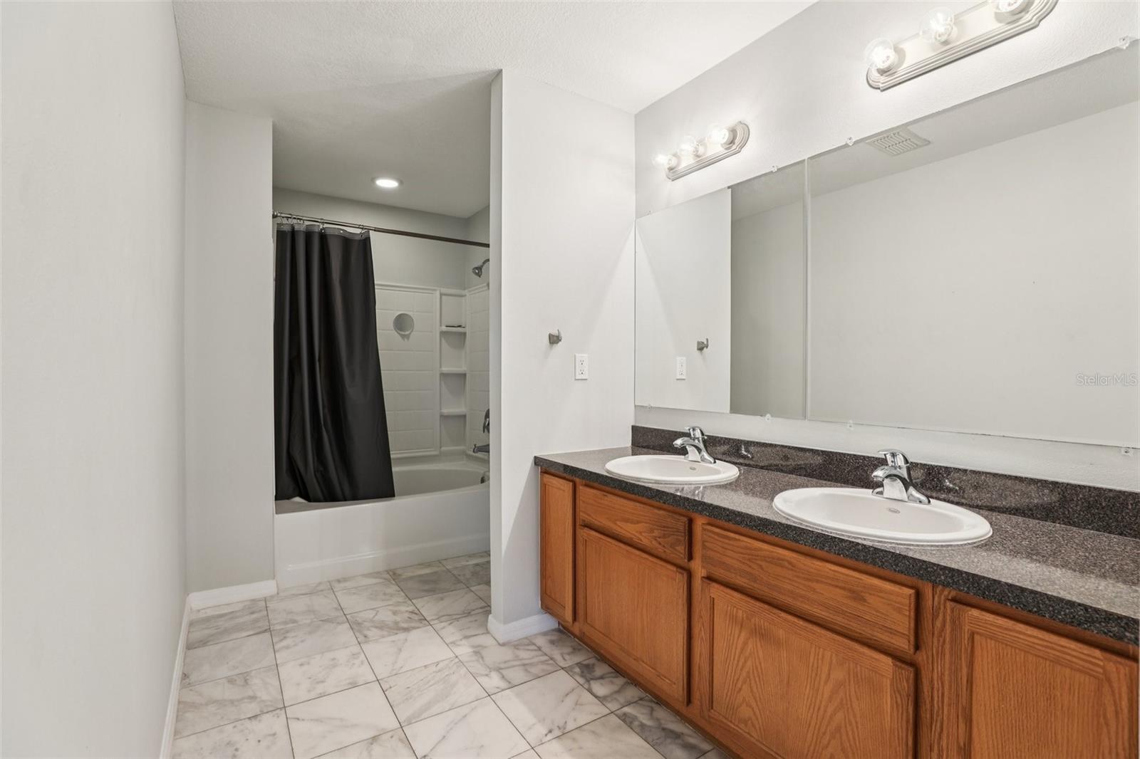 HIDDEN LAKES - Residential