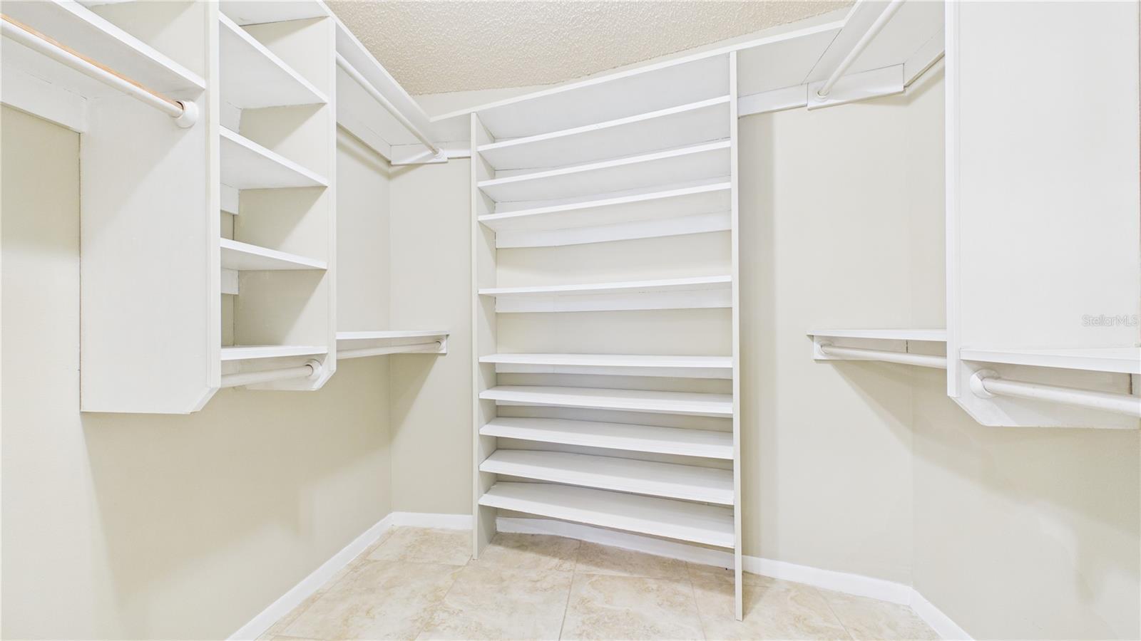 DEL ROBLES - Residential