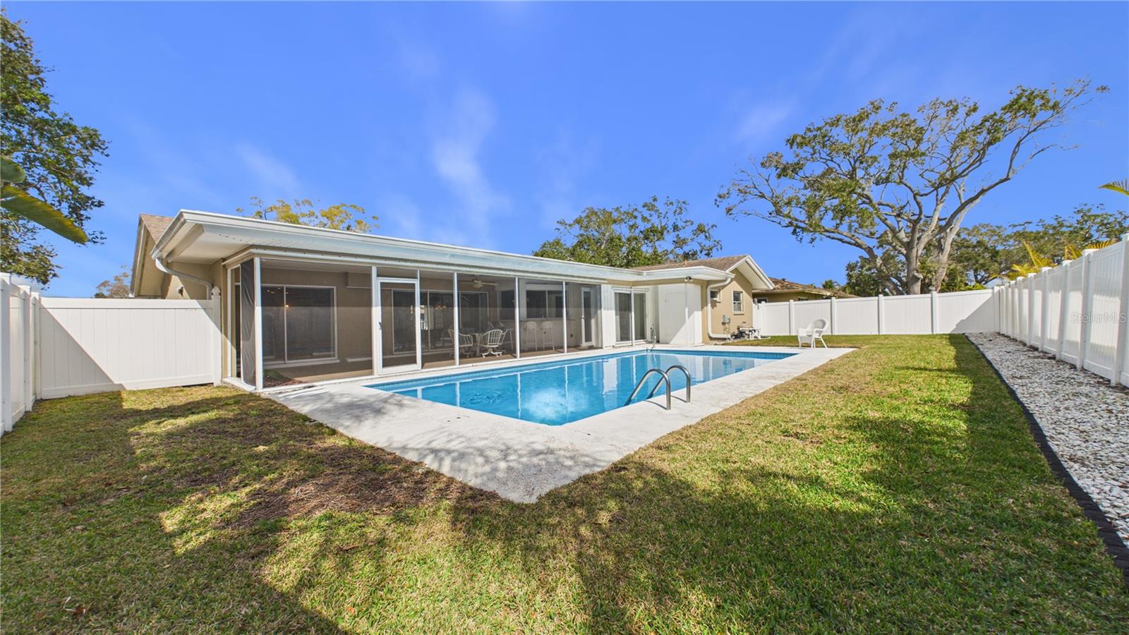 DEL ROBLES - Residential