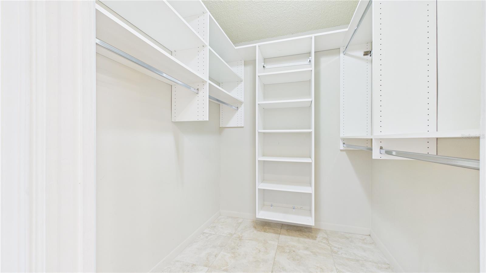 DEL ROBLES - Residential