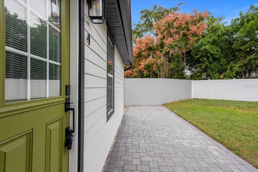 Photo of 4521 Edgewater Drive #4, Orlando, FL 32804 (MLS # O6408662)