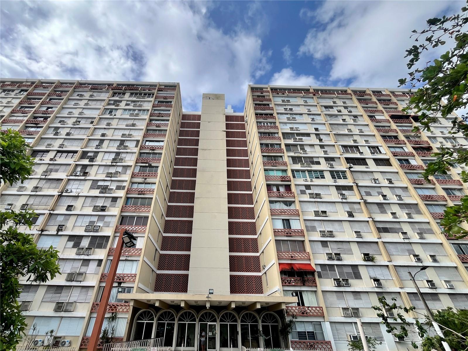 Centrally located, spacious 3-bedroom, 2-bathroom apartment with 3 private parking spaces. Its location just minutes from the PR Medical Center makes it ideal for healthcare professionals and anyone who values a strategic location. This apartment is fully furnished and offers air conditioning, a washer and dryer, a refrigerator, a stove, and a microwave. The condominium also features a swimming pool, a generator for common areas, and 24/7 security.