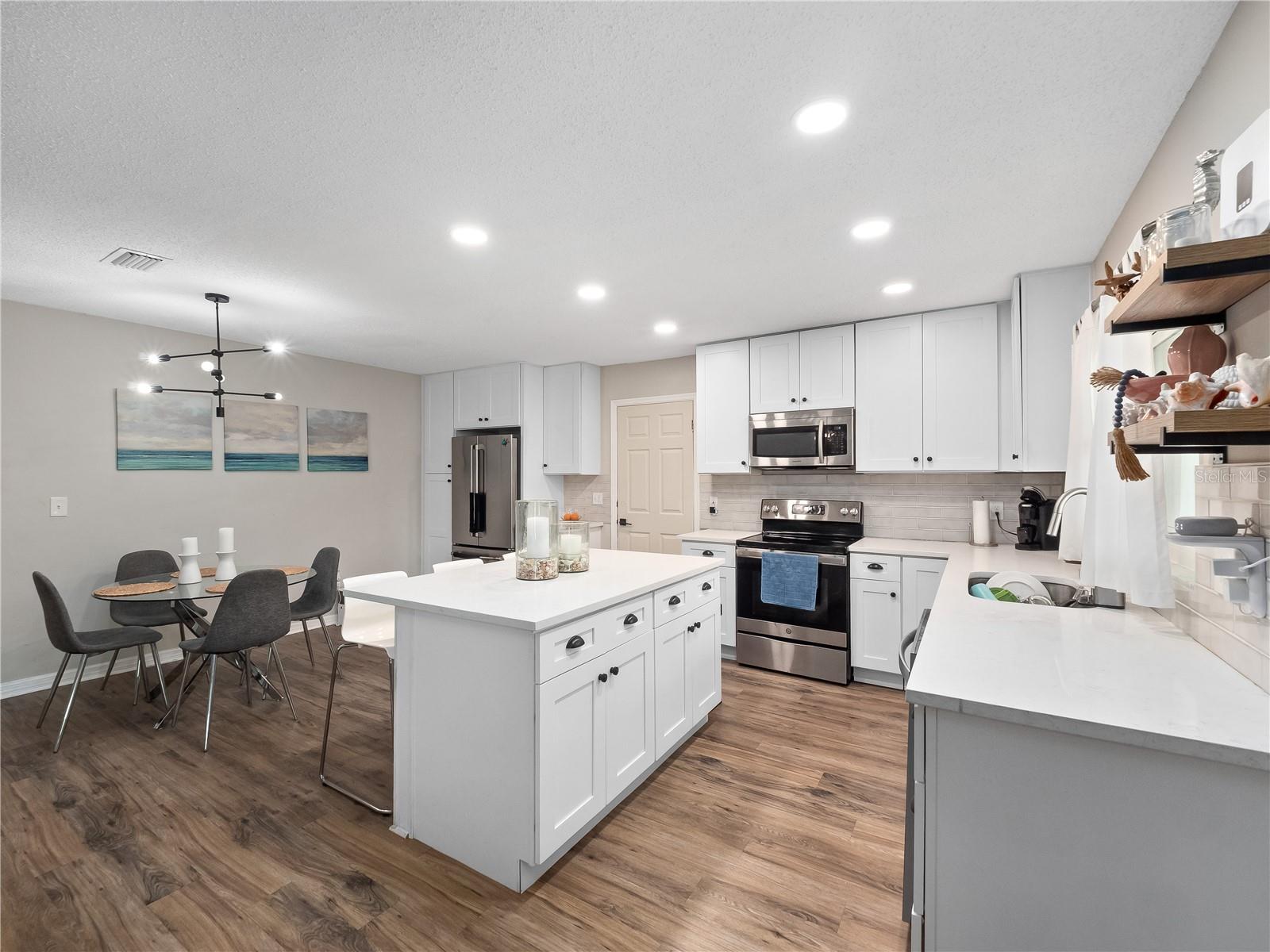 HANGING MOSS ESTATES - Residential