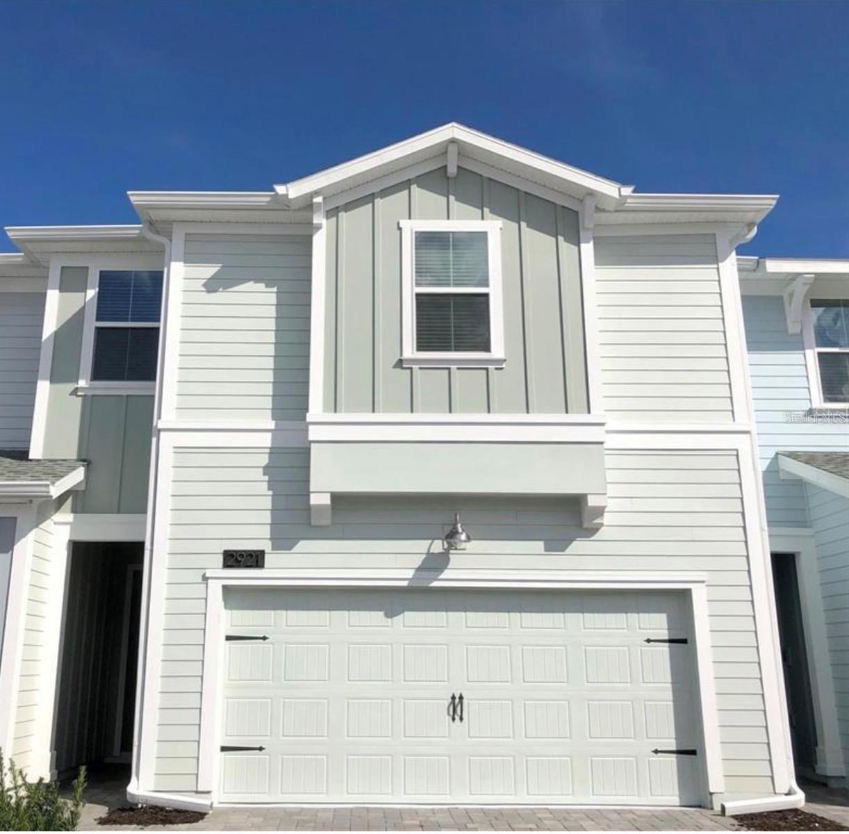 Beautiful townhome for rent, located in a well-organized community that offers tranquility, comfort, and amenities for the whole family. With an open floor plan design, this property features a spacious family room, dining area, and a large kitchen equipped with a wide island and stone countertops. From the kitchen, you have direct access to the back patio, perfect for enjoying the outdoors.
On the first floor, you’ll also find a half bathroom for guests and a functional closet near the garage entrance, ideal for storing coats, shoes, or personal items.
For greater privacy, all bedrooms are located on the second floor. The primary bedroom stands out for its spaciousness, high ceiling, walk-in closet, and private bathroom. In addition, the upper floor includes three additional bedrooms, each with its own closet, two full bathrooms, and a conveniently located laundry area.
The property comes equipped with stainless steel appliances, washer and dryer, smart lock, video doorbell, Alexa smart home system, and a built-in Wi-Fi extender for better connectivity.
The community is gated with controlled access, providing greater security for its residents, and also features recreational amenities such as lakeside walking trails, gym, swimming pool, playground, and dog park.
Privileged location, very close to the Disney area and major shopping centers, restaurants, banks, and with easy access to important highways and main roads, including Osceola Parkway.
Don’t miss the opportunity to see it—schedule your showing as soon as possible!
