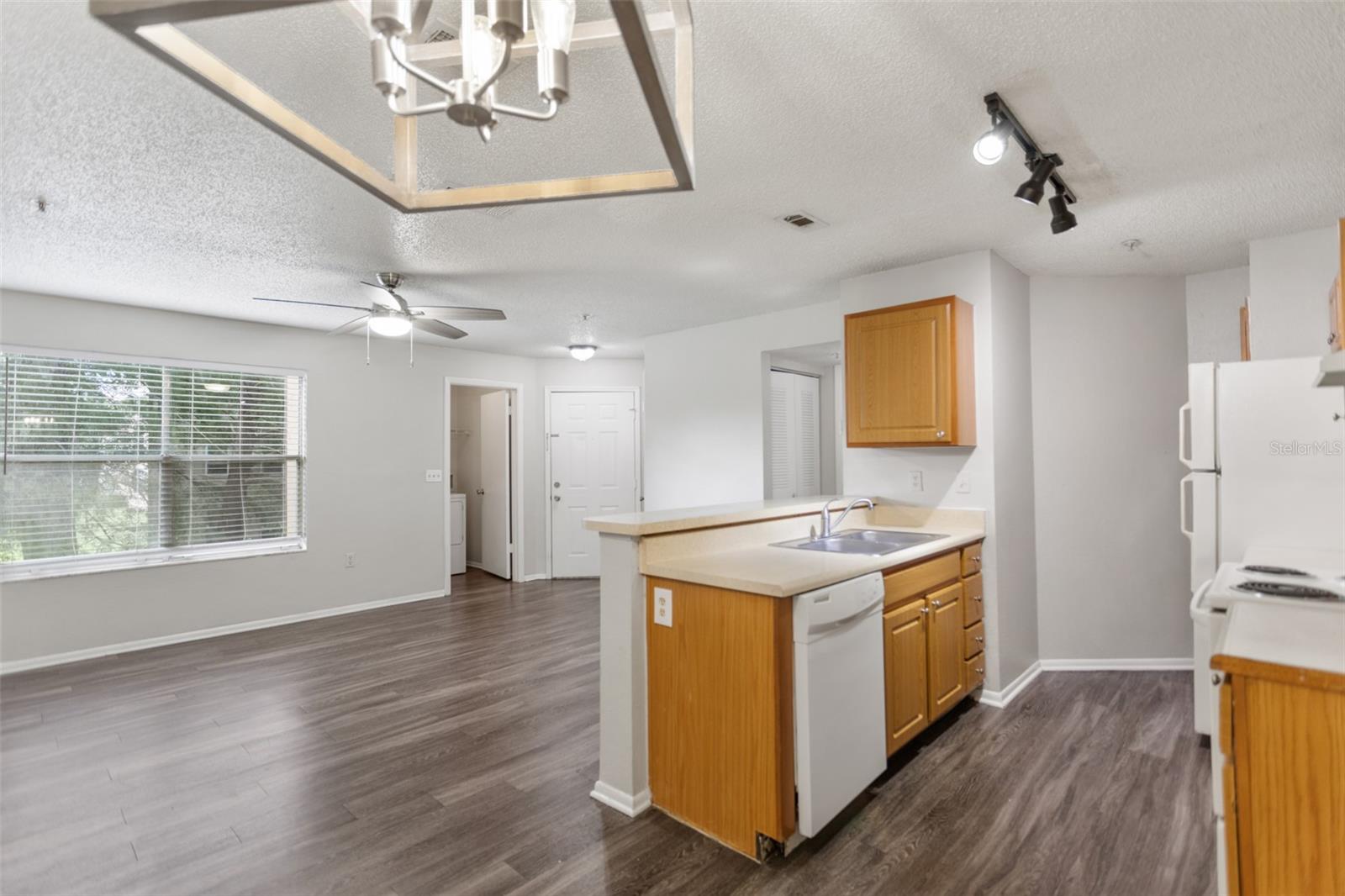 LANDING A CONDO - Residential