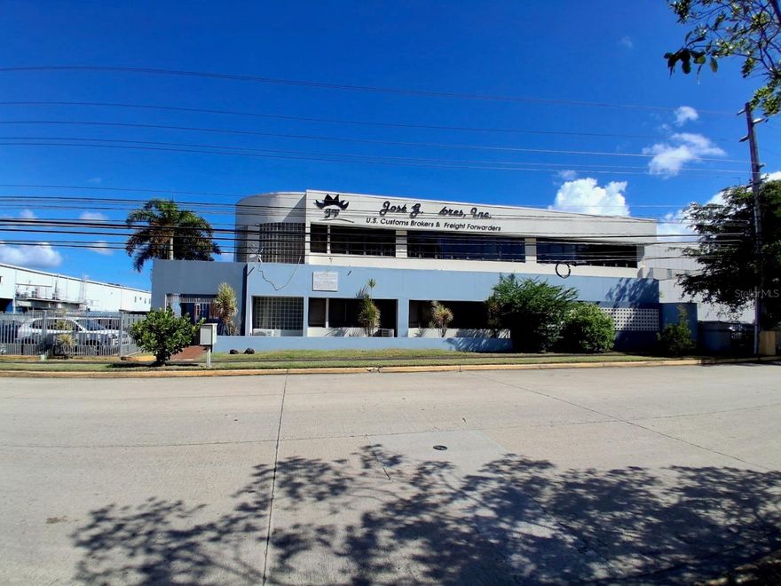 Prime warehouse for sale in Amelia Industrial Park’s Free Trade Zone, Guaynabo! Situated on a 35,000 sq. ft. lot, this versatile space includes 10,000 sq. ft. of office area, making it perfect for industrial, logistics, or distribution operations. Enjoy a strategic location with easy access to major roads and excellent expansion potential—an ideal investment opportunity in a high-growth commercial hub.