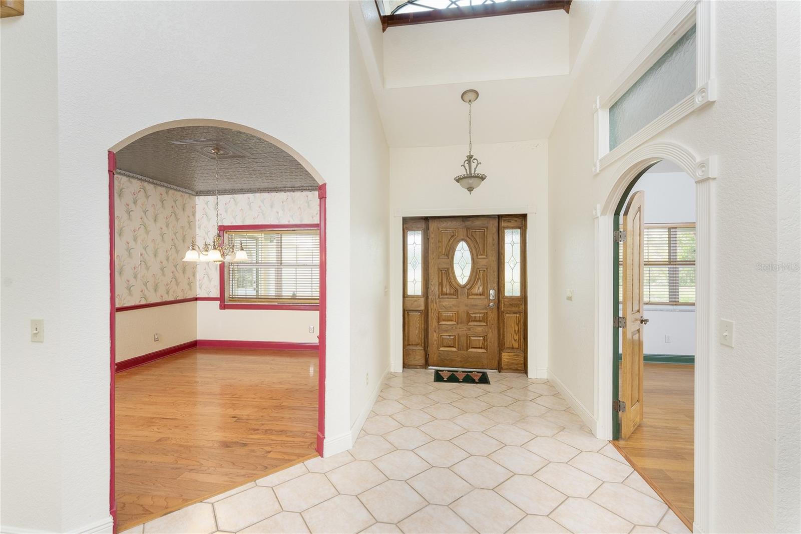 1828 WHISPERING PINES CIRCLE