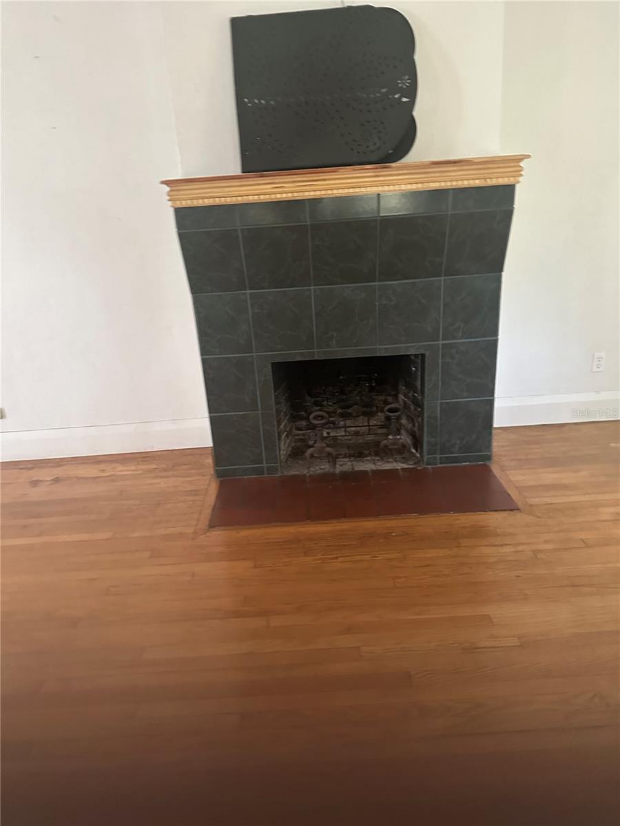 N S JONES ADD TO MANATEE - Residential Lease