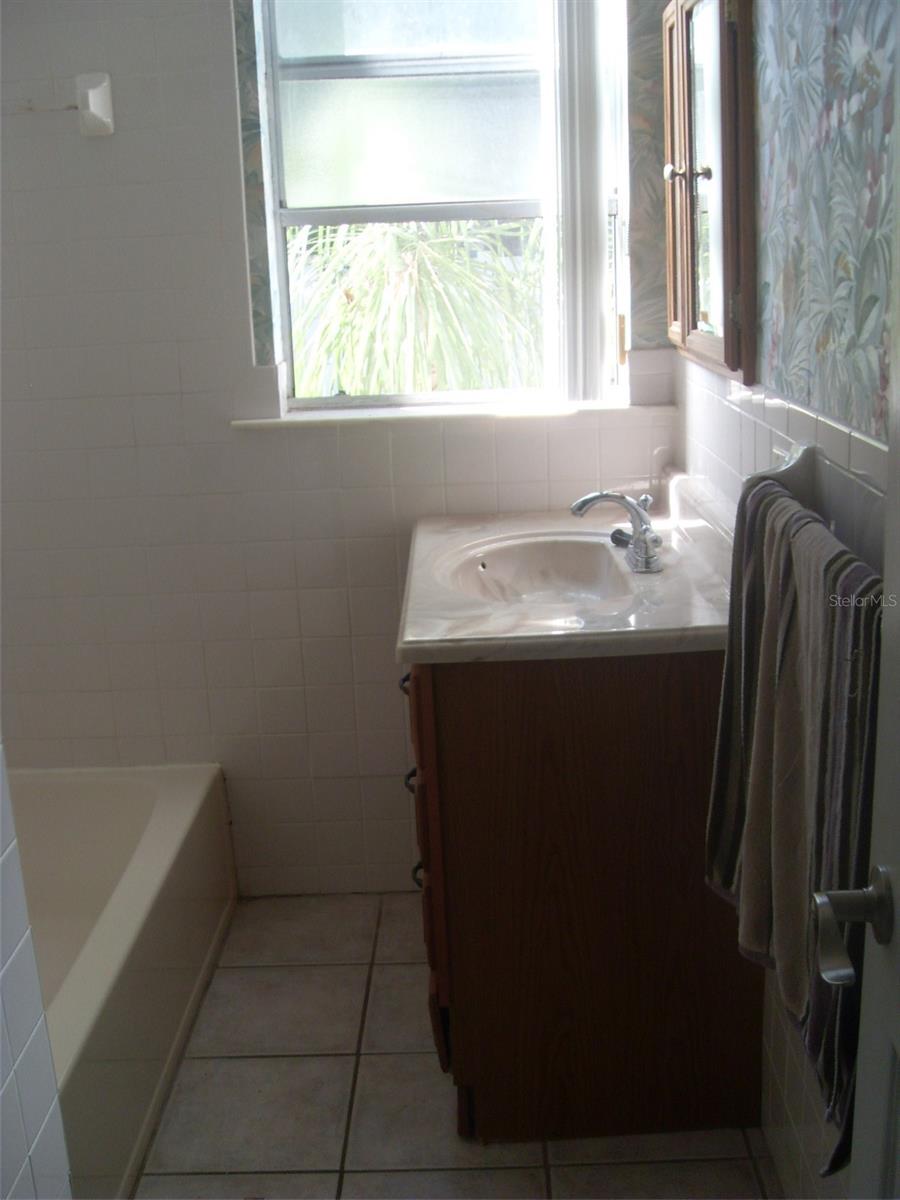 N S JONES ADD TO MANATEE - Residential Lease