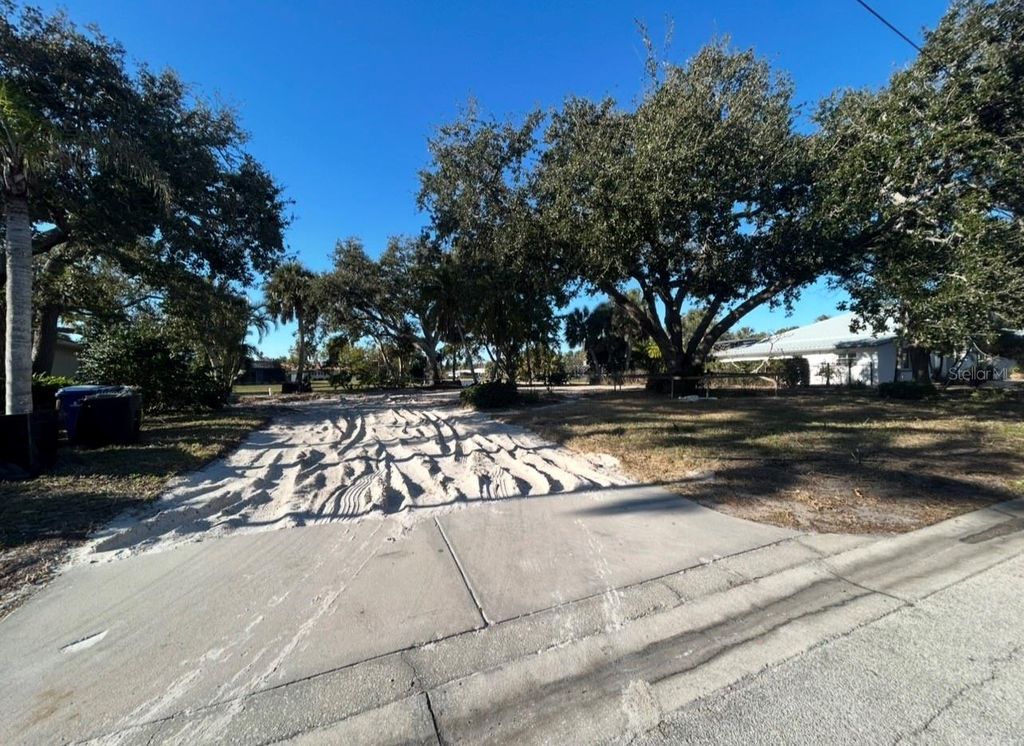 Photo of 822 Paradise Way, Sarasota, FL 34242 (MLS # A4688817)