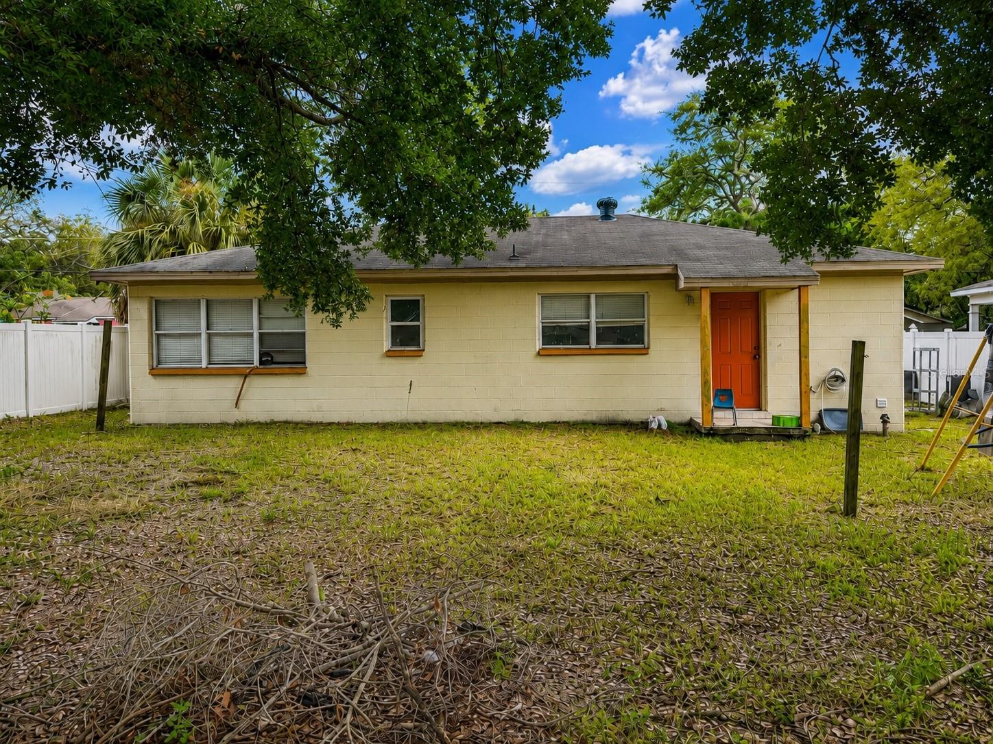 712 N CASTLE COURT