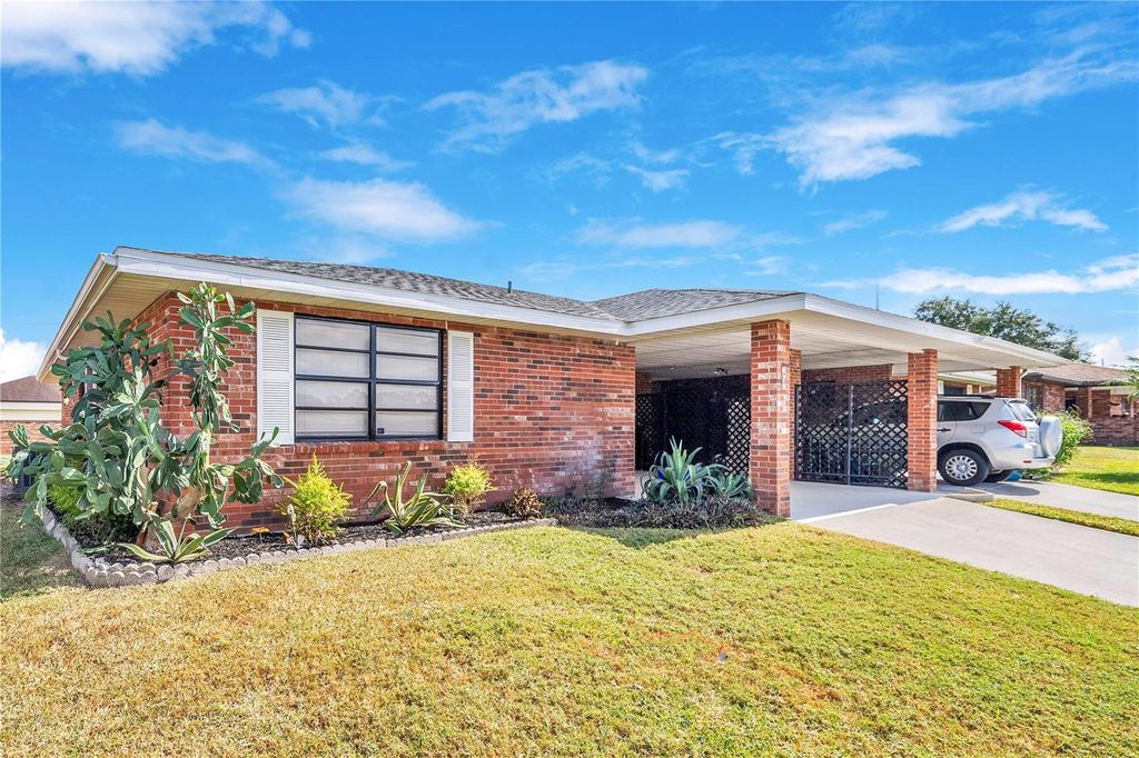 Photo of 679 Lake Carolyn Circle, Lakeland, FL 33813 (MLS # L4956706)