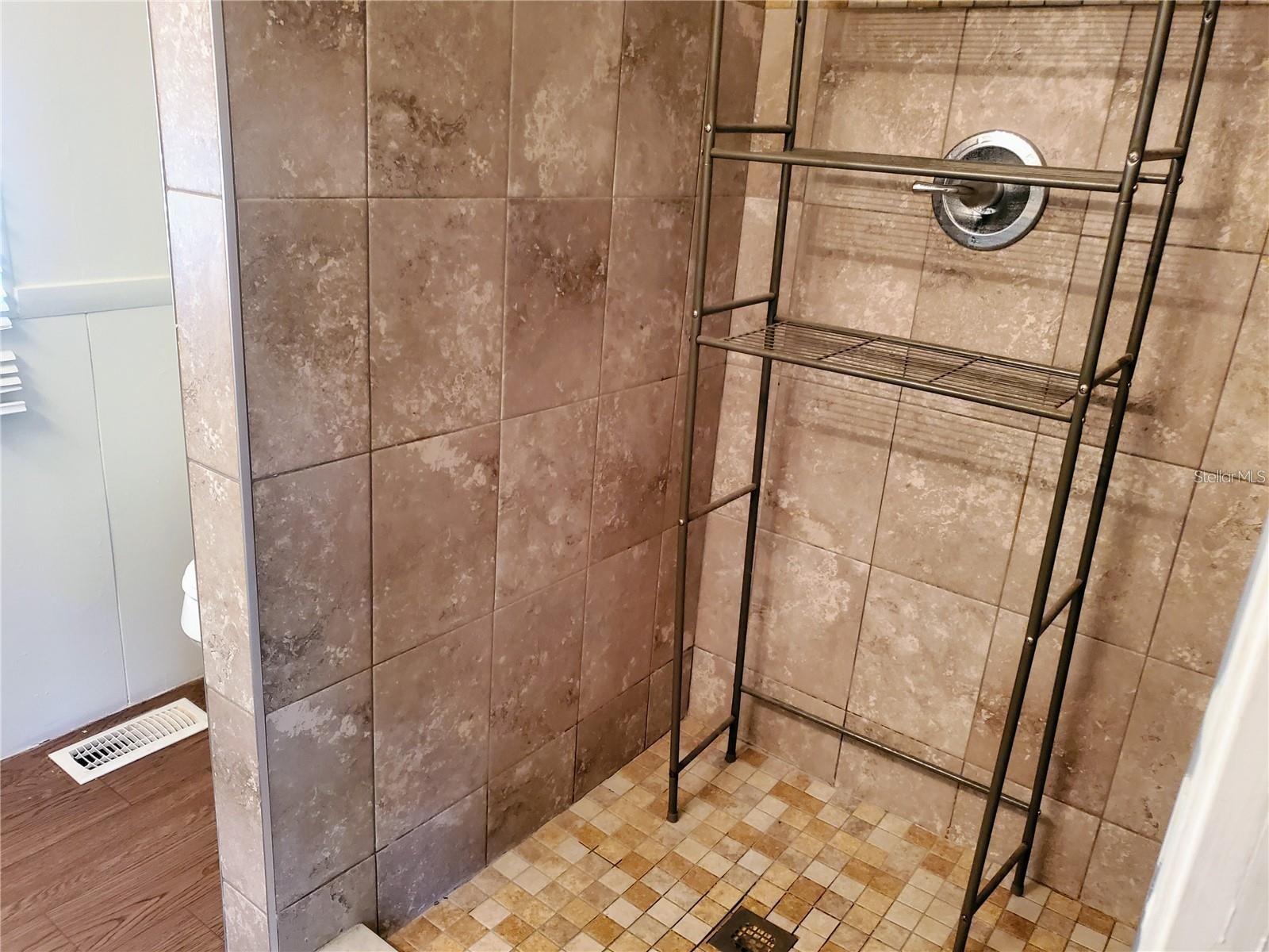 VILLAGE UNIT 03 LAKELAND - Residential Lease