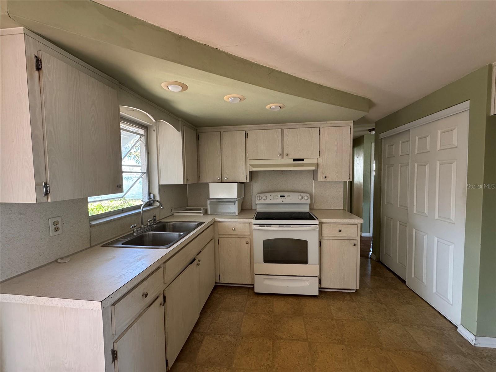 COUNTRY ESTATES - Residential