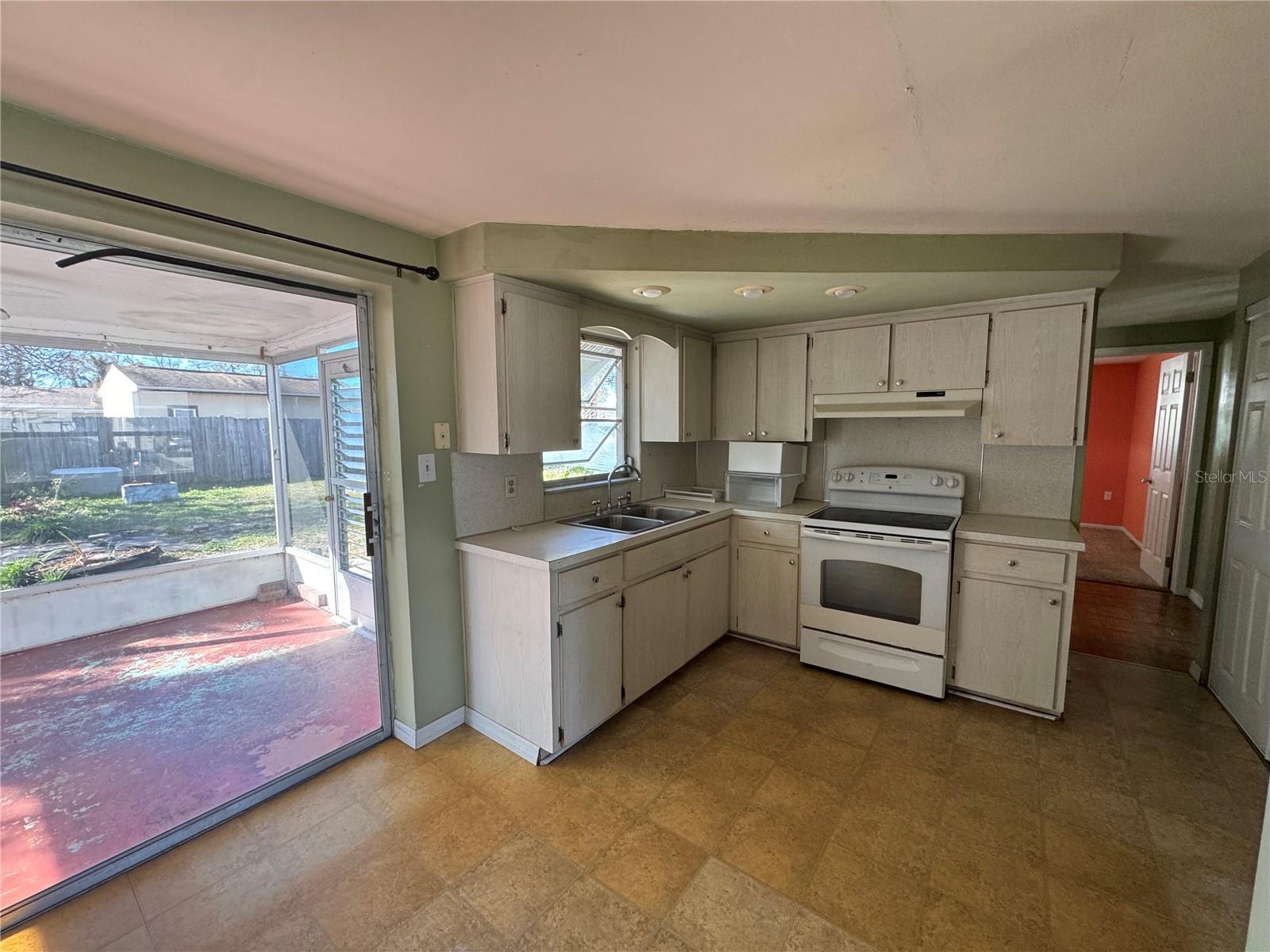 COUNTRY ESTATES - Residential