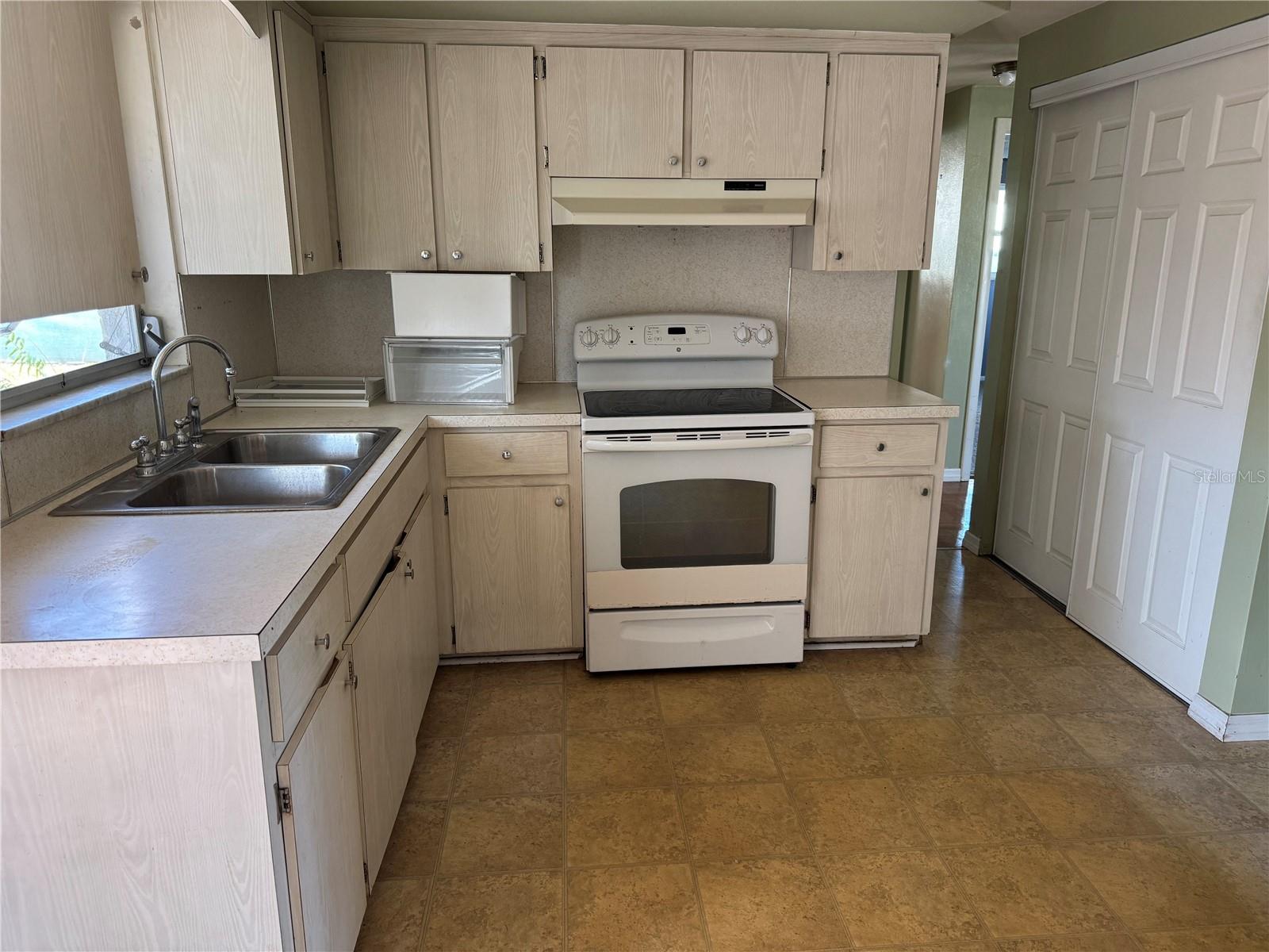 COUNTRY ESTATES - Residential