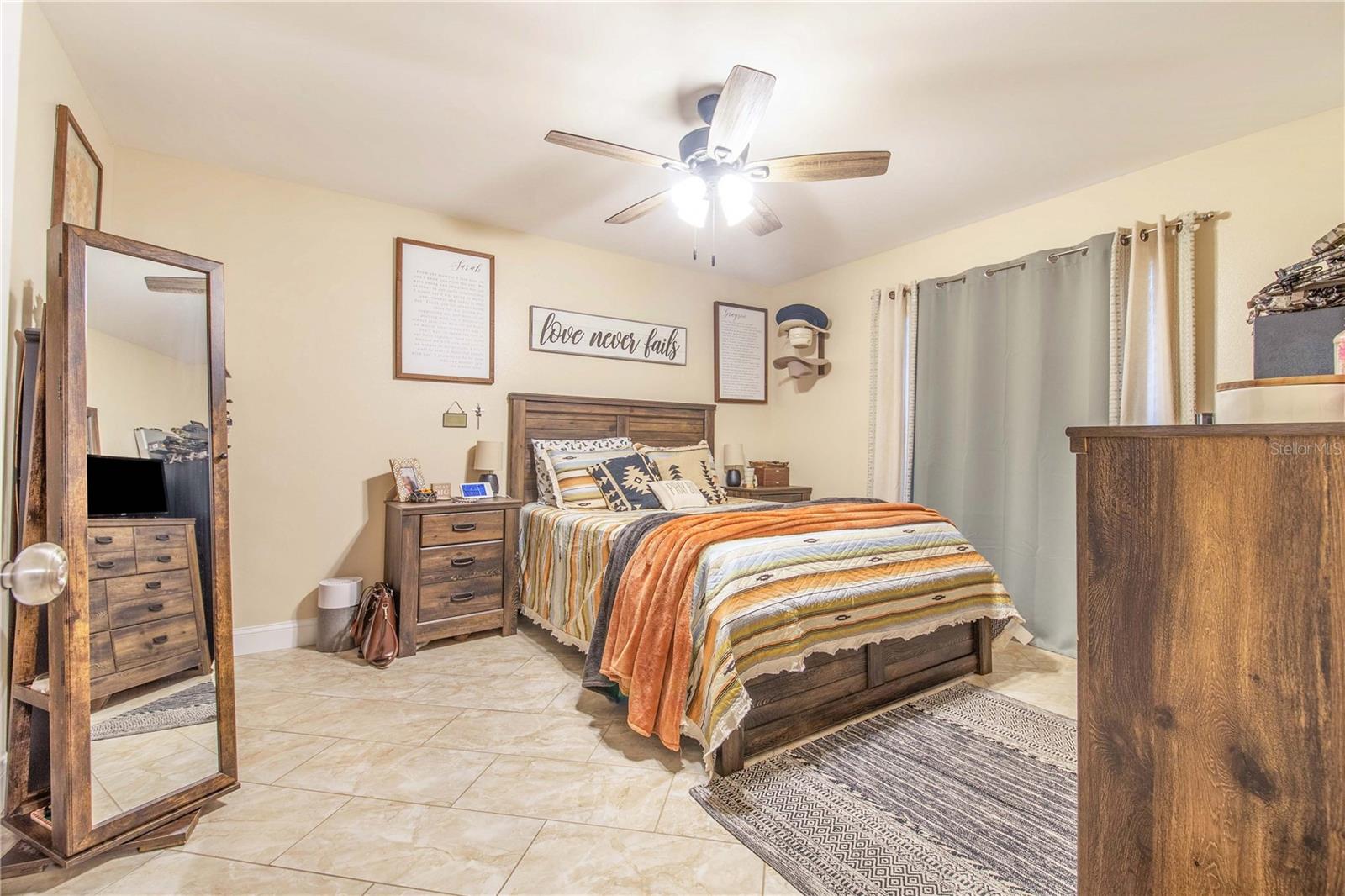 WALK IN WATER LAKE ESTATES PH 03 - Residential