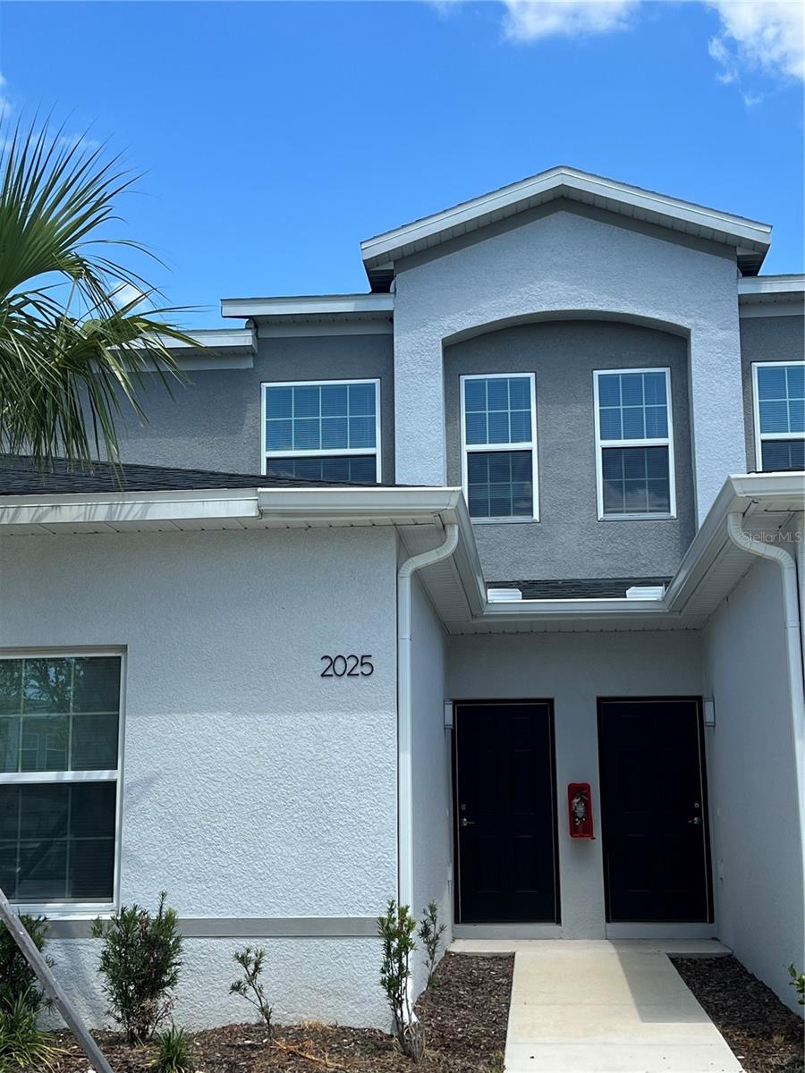 Great Location...! Brand new 2 story townhouse in the gated community Dimora Park in Kissimmee. This stunning modern property offers comfort, style, and convenience.! With 4 Bedroom, 2.5 Bathroom,, a convenient open floor plan concept that includes spacious kitchen with plenty cabinet, granite countertop and stainless steel appliances. The master bedroom is downstairs, and a master bathroom with tub, separate shower and doble sink with stone counter top. On the ground floor also a half bathroom for added convenience, and spacious laundry room. Upstairs you discover 3 cozy bedrooms, and a full bathroom. You can enjoy your outdoor patio, or the cabana and the community pool.
Just minutes from John Young Parkway, 192 and Osceola Parkway, with easy access to the Orlando International Airport, The Loop Mall, 15 minutes from the Disney Parks. Don't miss this opportunity, this property is going to be rented quickly.