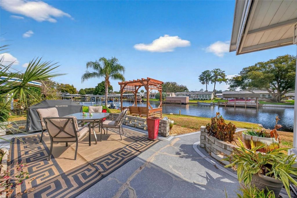 Photo of 1018 Southland Drive, Tavares, FL 32778 (MLS # G5107639)