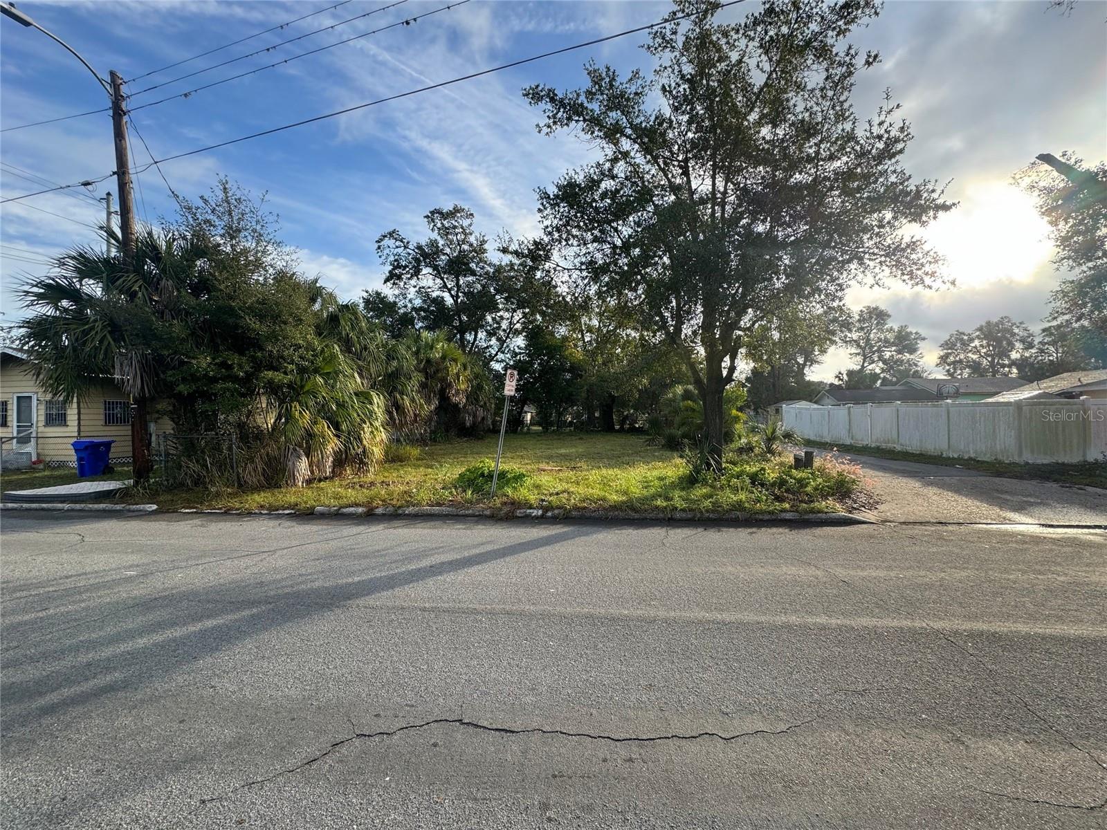 Welcome to this fantastic opportunity to build your dream home on this spacious and well-located residential lot. Only 5 minutes from beautiful downtown Lakeland, where you can enjoy dinner at the many wonderful restaurants. Also on most Saturdays in the mornings there is a Farmers Market, and then there is also 1st Fridays. So many wonderful things to do, all only a 5 minute drive or a 20 minute walk. This vacant property offers a blank canvas for you to create a custom residence tailored to your unique vision. The lot provides ample space for a variety of architectural possibilities.
With no existing structures, this lot allows you the freedom to design and build a home that suits your lifestyle and preferences.