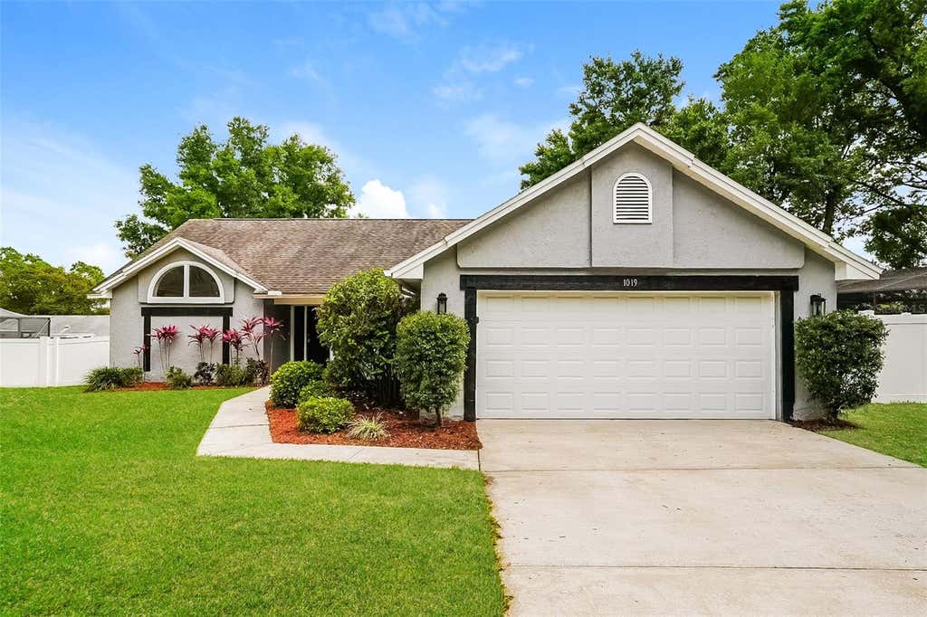 Photo of 1019 Ridgefield Drive, Valrico, FL 33594 (MLS # C7527493)