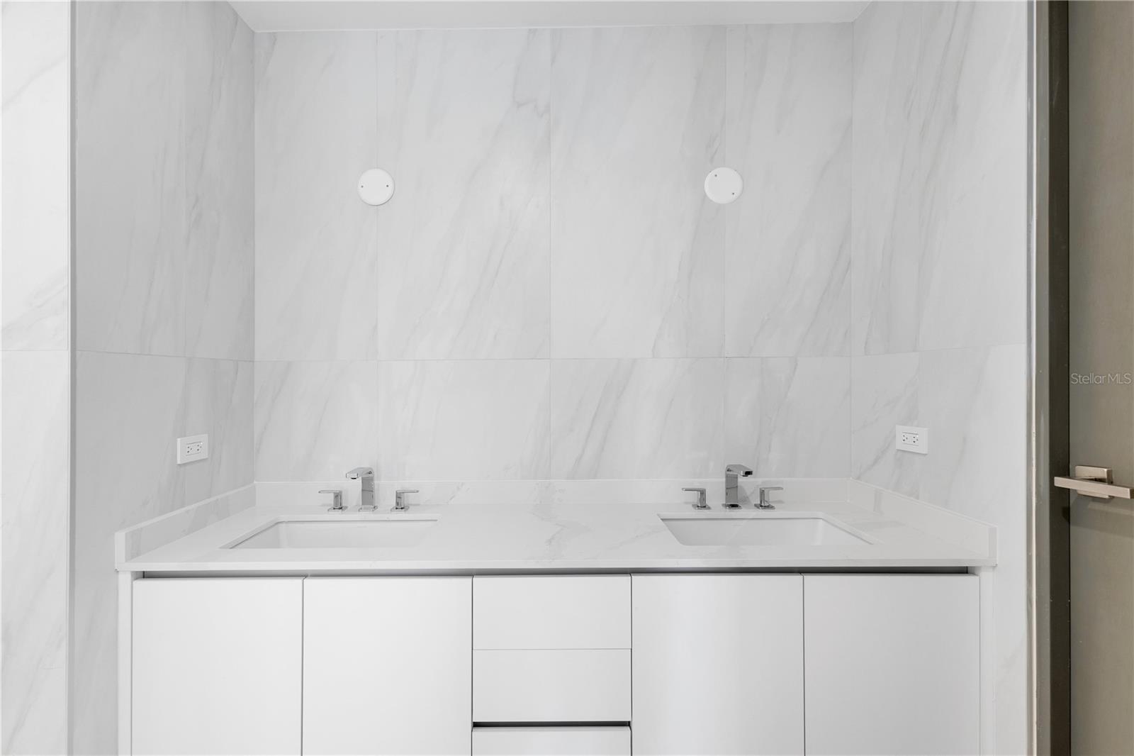 LE PARC CONDOMINIUM - Residential