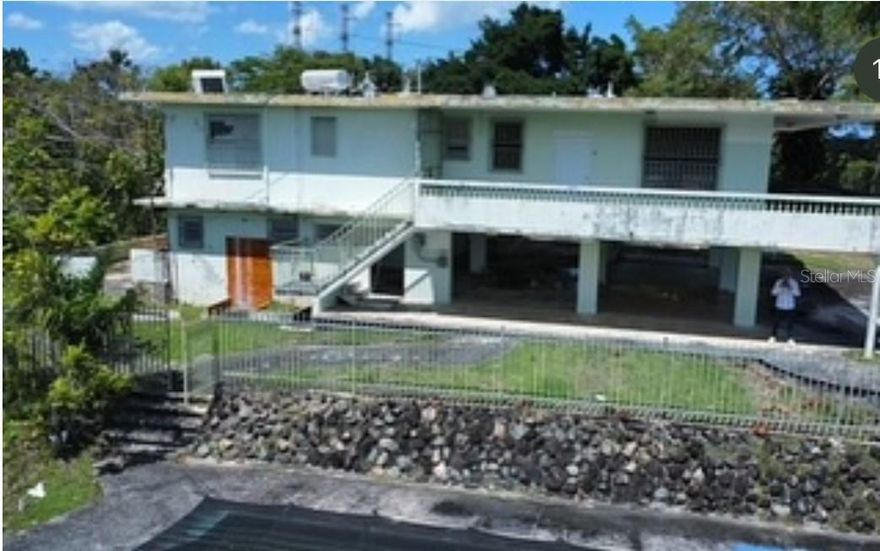 House for sale on top of a mountain with a spectacular view, featuring 4 bedrooms, 3 bathrooms, living room, kitchen, dining room, family room, and a balcony with a 360-degree view. The first floor includes a carport for 8 to 9 cars. It also has a pool and approximately 8 cuerdas of fully walkable land. Super private property — great for short-term rentals or as a countryside retreat.