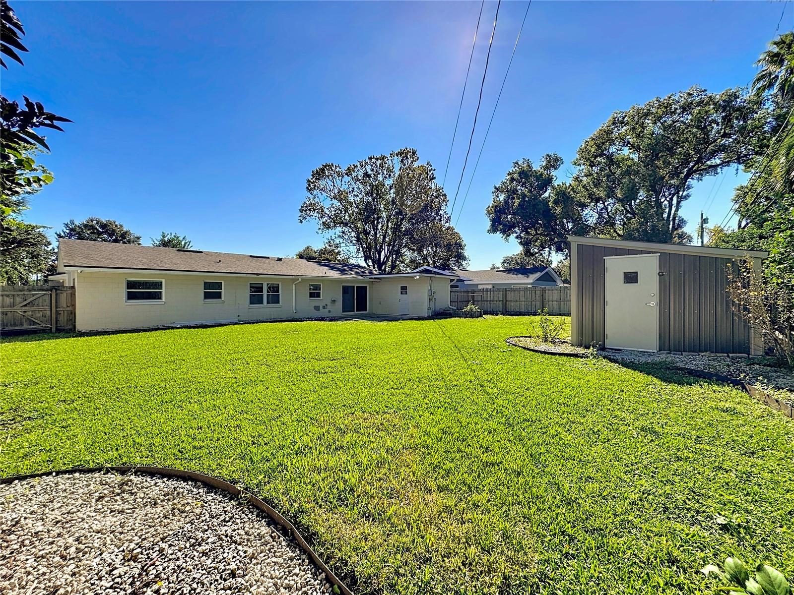 PERSHING MANOR - Residential