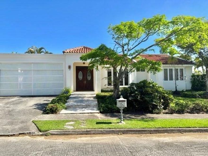 Residence of approximately 5,000 square feet of construction offering spacious indoor and outdoor areas.
Features a foyer, living room, formal dining room, family room, and kitchen. It includes 4 bedrooms, 4 bathrooms, and a service room.

The property offers a terrace, gazebo with bar, and swimming pool.
Located in an area with panoramic views and an excellent residential setting.

The community provides 24/7 security, a gym, tennis and pickleball courts, and multiple recreational amenities for the whole family.