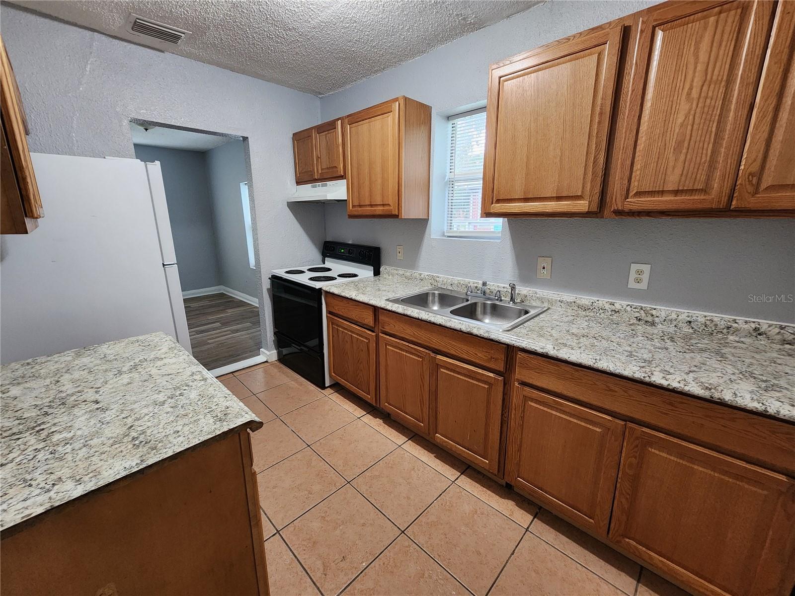 RAYNOR SUB - Residential Lease