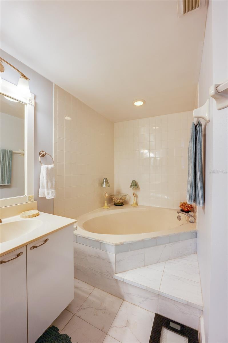 TOWERS AT PONCE INLET TOWER 01 CONDO - Residential