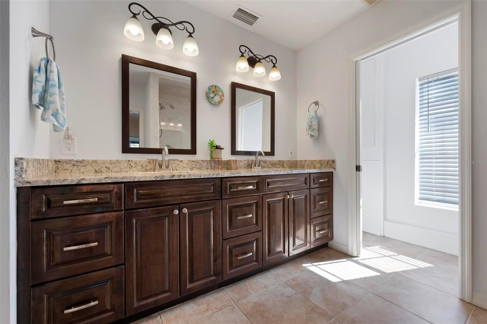 BEACH MANOR - Residential